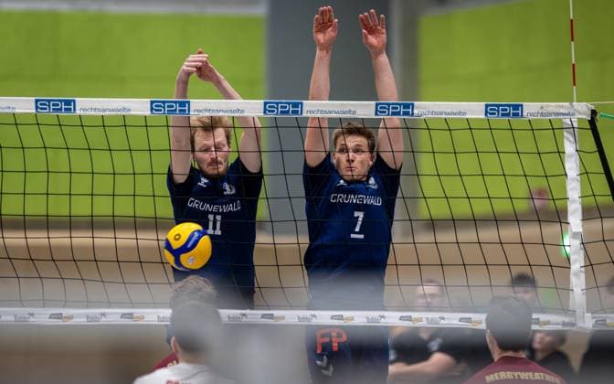 Volleyball, Saison 2024 2025, 2. Bundesliga Nord, 08.02.2025, 16. Spieltag, Herren, TuB Bocholt (blau) vs. SV Warnemuende (rot) v.l.: Thomas Wittkowski (TuB Bocholt), Luis Kubo (TuB Bocholt), Bocholt Sporthalle West Nordrhein-Westfalen Deutschland