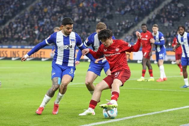 08.02.2025, xtgx, Fussball 2. Bundesliga, Hertha BSC Berlin - 1. FC Kaiserslautern emspor, v.l. Kevin Sessa (Hertha, 8), Marton Dardai (Hertha, 31), Daisuke Yokota (Kaiserslautern, 41) Zweikampf, Duell, Kampf, tackle (DFL DFB REGULATIONS PROHIBIT ANY USE OF PHOTOGRAPHS as IMAGE SEQUENCES and or QUASI-VIDEO) Berlin