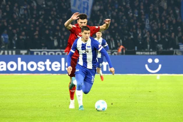 DEU, DFL, 2. FBL, Hertha BSC vs. Kaiserslautern, 08.02.2025, Berliner Olympiastadion, Berlin, DEU, DFL, 2. FBL, Hertha BSC vs. Kaiserslautern, im Bild Ibrahim Maza (Hertha BSC Berlin 10), Maximilian Bauer (1.FC Kaiserslautern 5) DFL - regulations prohibit any use of Photographs as image sequences and or quasi-video Foto: Juergen Engler nordphoto GmbH