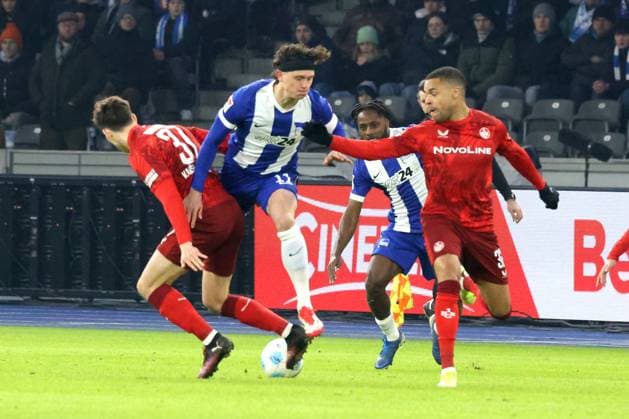 DEU, DFL, 2. FBL, Hertha BSC vs. Kaiserslautern, 08.02.2025, Berliner Olympiastadion, Berlin, DEU, DFL, 2. FBL, Hertha BSC vs. Kaiserslautern, im Bild Fabian Reese (Hertha BSC Berlin 11), Deyovaisio Zeefuik (Hertha BSC Berlin 42), Luca Sirch (1.FC Kaiserslautern 31), Aaron Basenach (1.FC Kaiserslautern 39) DFL - regulations prohibit any use of Photographs as image sequences and or quasi-video Foto: Juergen Engler nordphoto GmbH