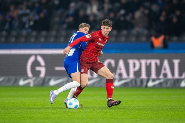 Fussball, Herren, Saison 2024 2025, 2. Bundesliga (21. Spieltag), Hertha BSC - 1. FC Kaiserslautern, v.l. Michael Cuisance (Hertha BSC), Leon Robinson (Kaiserslautern), 08.02. 2025,