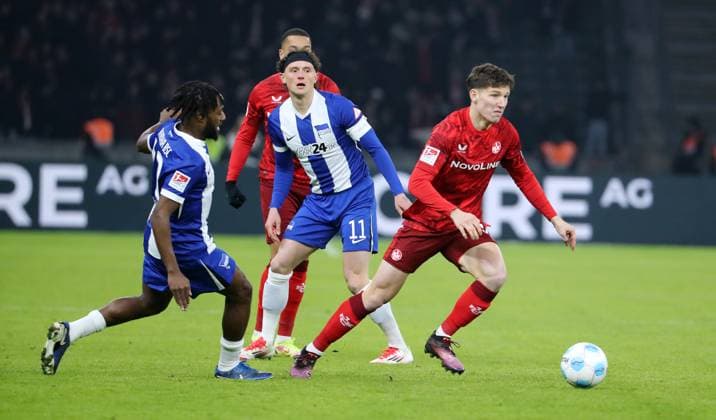Deyovaisio Zeefuik, Fabian Reese, Leon Robinson am Ball Zweikampf Spielszene Aktion Fußball Fussball DFL 2.Bundesliga Herren 21. Spieltag Saison 2024 2025 08.02.2025 Hertha BSC Berlin vs. 1.FC Kaiserslautern FCK DFL regulations prohibit any use of photographs as image sequences and or quasi-video