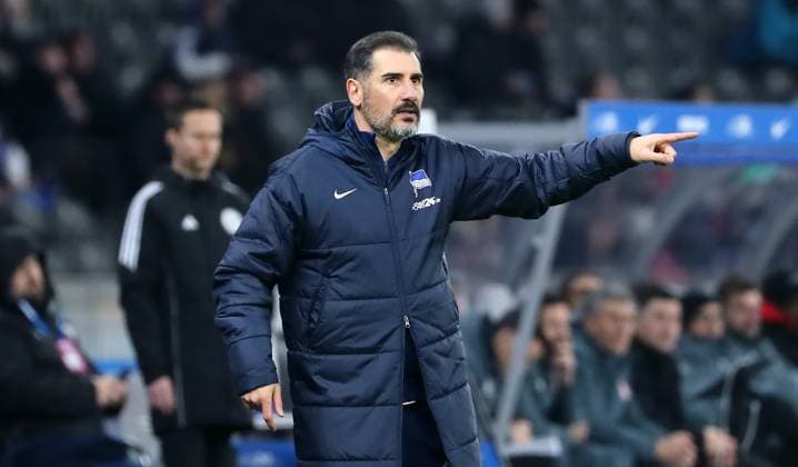 Trainer Cristian Fiel zeigend, gestikulierend Aktion Oberkörper Fußball Fussball DFL 2.Bundesliga Herren 21. Spieltag Saison 2024 2025 08.02.2025 Hertha BSC Berlin vs. 1.FC Kaiserslautern FCK DFL regulations prohibit any use of photographs as image sequences and or quasi-video