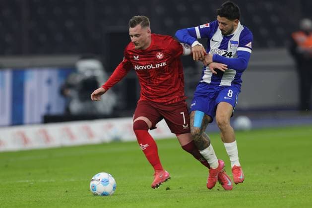 2. Fußball Bundesliga Hertha BSC - 1. FC Kaiserslautern Kevin Sessa (Hertha BSC Berlin 8) im Zweikampf mit Marlon Ritter (Kaiserslautern 7), während der Begegnung in der 2. Fußball Bundesliga Hertha BSC - 1. FC Kaiserslautern in Berlin, Olympiastadion, am 08.02.2025. DFB regulations prohibit any use of photographs as image sequences and or quasi video.