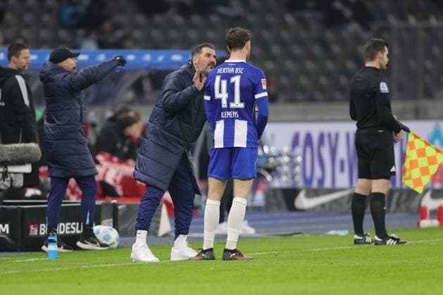 2. Fußball Bundesliga Hertha BSC - 1. FC Kaiserslautern Trainer Cristian Fiel (Hertha BSC Berlin) gibt Anweisungen an Pascal Klemens (Hertha BSC Berlin 41), während der Begegnung in der 2. Fußball Bundesliga Hertha BSC - 1. FC Kaiserslautern in Berlin, Olympiastadion, am 08.02.2025. DFB regulations prohibit any use of photographs as image sequences and or quasi video.