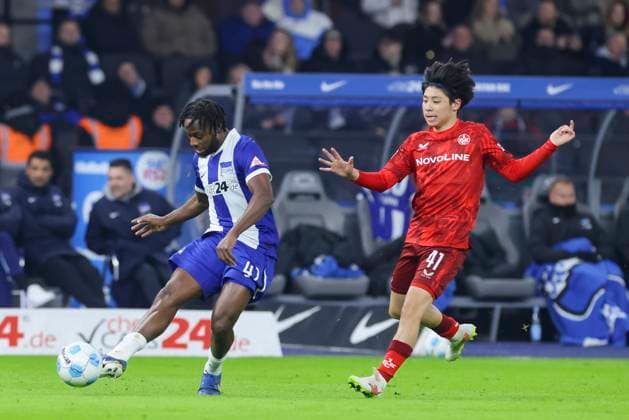 Deyovaisio Zeefuik (Hertha BSC Berlin) und Daisuke Yokota (1. FC Kaiserslautern) kaempfen um den Ball, 2. Bundesliga, Hertha BSC vs 1. FC Kaiserslautern, Olympiastadion am 08. February 2025 in Berlin, Deutschland. (Foto von Marco Steinbrenner DeFodi Images) Deyovaisio Zeefuik (Hertha BSC Berlin) und Daisuke Yokota (1. FC Kaiserslautern) battle for the ball, 2. Bundesliga, Hertha BSC vs 1. FC Kaiserslautern, Olympiastadion, February 8, 2025 in Berlin, Germany. (Photo by Marco Steinbrenner DeFodi Images) DFB DFL REGULATIONS PROHIBIT ANY USE OF PHOTOGRAPHS AS IMAGE SEQUENCES AND OR QUASI-VIDEO. Defodi-700_berlin_fck_20250208_032