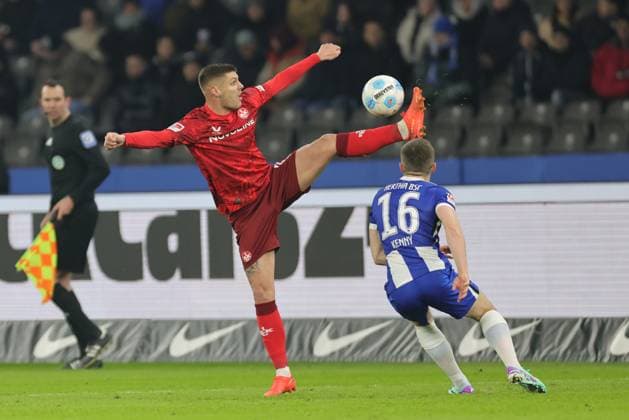 2. Fußball Bundesliga Hertha BSC - 1. FC Kaiserslautern Erik Wekesser (Kaiserslautern 13) im Zweikampf mit Jonjoe Kenny (Hertha BSC Berlin 16), während der Begegnung in der 2. Fußball Bundesliga Hertha BSC - 1. FC Kaiserslautern in Berlin, Olympiastadion, am 08.02.2025. DFB regulations prohibit any use of photographs as image sequences and or quasi video.