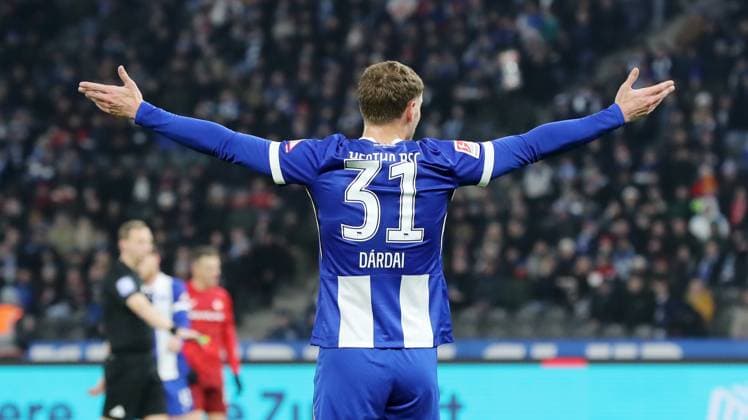 Sport Bilder des Tages Marton Dardai zeigend, gestikulierend von hinten Aktion Oberkörper Fußball Fussball DFL 2.Bundesliga Herren 21. Spieltag Saison 2024 2025 08.02.2025 Hertha BSC Berlin vs. 1.FC Kaiserslautern FCK DFL regulations prohibit any use of photographs as image sequences and or quasi-video