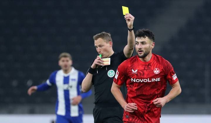 Schiedsrichter Martin Petersen gelbe Karte für Maximilian Bauer Fußball Fussball DFL 2.Bundesliga Herren 21. Spieltag Saison 2024 2025 08.02.2025 Hertha BSC Berlin vs. 1.FC Kaiserslautern FCK DFL regulations prohibit any use of photographs as image sequences and or quasi-video