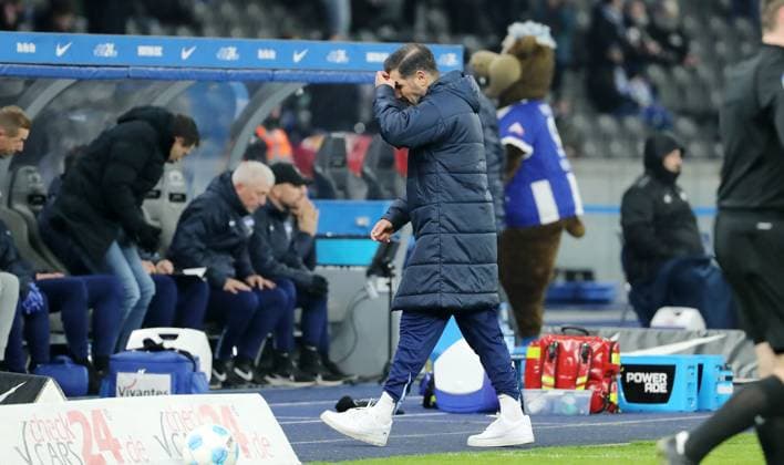 Trainer Cristian Fiel enttäuscht nach Spielende Enttäuschung Fußball Fussball DFL 2.Bundesliga Herren 21. Spieltag Saison 2024 2025 08.02.2025 Hertha BSC Berlin vs. 1.FC Kaiserslautern FCK DFL regulations prohibit any use of photographs as image sequences and or quasi-video