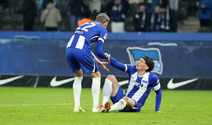 Marten Winkler, Fabian Reese enttäuscht nach Spielende Enttäuschung Fußball Fussball DFL 2.Bundesliga Herren 21. Spieltag Saison 2024 2025 08.02.2025 Hertha BSC Berlin vs. 1.FC Kaiserslautern FCK DFL regulations prohibit any use of photographs as image sequences and or quasi-video