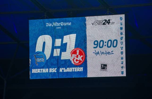 Fussball, Herren, Saison 2024 2025, 2. Bundesliga (21. Spieltag), Hertha BSC - 1. FC Kaiserslautern, Anzeigetafel mit 0:1-Endstand, 08.02. 2025, Copyright: xSebastianxRäppold MatthiasxKochx