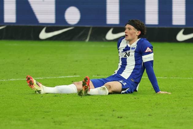 2. Fußball Bundesliga Hertha BSC - 1. FC Kaiserslautern Fabian Reese (Hertha BSC Berlin 11), nach Abpfiff, enttäuscht, während der Begegnung in der 2. Fußball Bundesliga Hertha BSC - 1. FC Kaiserslautern in Berlin, Olympiastadion, am 08.02.2025. DFB regulations prohibit any use of photographs as image sequences and or quasi video.