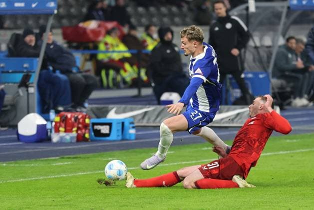 2. Fußball Bundesliga Hertha BSC - 1. FC Kaiserslautern Luca Sirch (Kaiserslautern 31) im Zweikampf mit Michaël Cuisance (Hertha BSC Berlin 27), während der Begegnung in der 2. Fußball Bundesliga Hertha BSC - 1. FC Kaiserslautern in Berlin, Olympiastadion, am 08.02.2025. DFB regulations prohibit any use of photographs as image sequences and or quasi video.