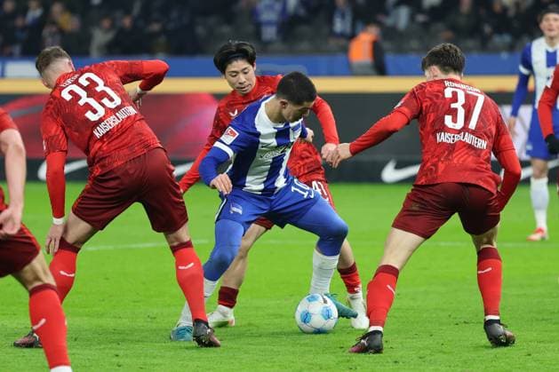 2. Fußball Bundesliga Hertha BSC - 1. FC Kaiserslautern Kein Durchkommen für Ibrahim Maza (Hertha BSC Berlin 10), scheitert an Jan Elvedi (Kaiserslautern 33), links,, Daisuke Yokota (Kaiserslautern 41) und Luca Sirch (Kaiserslautern 31), rechts, während der Begegnung in der 2. Fußball Bundesliga Hertha BSC - 1. FC Kaiserslautern in Berlin, Olympiastadion, am 08.02.2025. DFB regulations prohibit any use of photographs as image sequences and or quasi video.