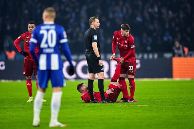 Marlon Ritter (1. FC Kaiserslautern, 07), am Boden, Jan Elvedi (1. FC Kaiserslautern, 33), verletzt, GER, Hertha BSC vs. 1. FC Kaiserslautern, Fussball Herren, 2. Bundesliga, Saison 2024 2025, 21. Spieltag, 08.02.2025 (DFL REGULATIONS PROHIBIT ANY USE OF PHOTOGRAPHS AS IMAGE SEQUENCES AND OR QUASI - VIDEO). GER, Hertha BSC vs. 1. FC Kaiserslautern, Fussball Herren, 2. Bundesliga, Saison 2024 2025, 21. Spieltag, 08.02.2025 Berlin Copyright: xClaudiusxRauch,xEibner-Pressefotox xClaudiusxRauchx EP_CRH