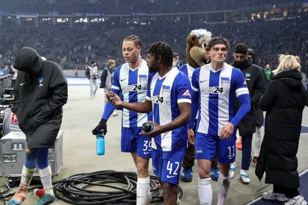 08.02.2025, xtgx, Fussball 2. Bundesliga, Hertha BSC Berlin - 1. FC Kaiserslautern emspor, v.l. Derry Scherhant (Hertha, 39), Deyovaisio Zeefuik (Hertha, 42), Fabian Reese (Hertha, 11) enttaeuscht, enttäuscht, schaut enttaeuscht, niedergeschlagen, disappointed (DFL DFB REGULATIONS PROHIBIT ANY USE OF PHOTOGRAPHS as IMAGE SEQUENCES and or QUASI-VIDEO) Berlin