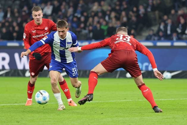 2. Fußball Bundesliga Hertha BSC - 1. FC Kaiserslautern Micha? Karbownik (Hertha BSC Berlin 33) beim Torschuss gegen Jan Elvedi (Kaiserslautern 33), links Filip Kalo? (Kaiserslautern 26) während der Begegnung in der 2. Fußball Bundesliga Hertha BSC - 1. FC Kaiserslautern in Berlin, Olympiastadion, am 08.02.2025. DFB regulations prohibit any use of photographs as image sequences and or quasi video.