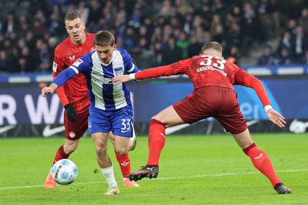 2. Fußball Bundesliga Hertha BSC - 1. FC Kaiserslautern Micha? Karbownik (Hertha BSC Berlin 33) beim Torschuss gegen Jan Elvedi (Kaiserslautern 33), während der Begegnung in der 2. Fußball Bundesliga Hertha BSC - 1. FC Kaiserslautern in Berlin, Olympiastadion, am 08.02.2025. DFB regulations prohibit any use of photographs as image sequences and or quasi video.