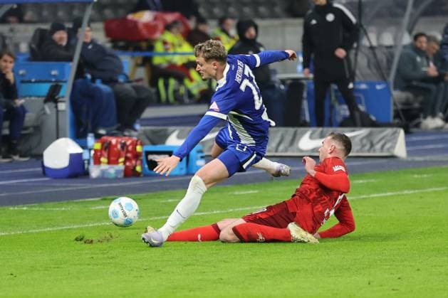 2. Fußball Bundesliga Hertha BSC - 1. FC Kaiserslautern Luca Sirch (Kaiserslautern 31) im Zweikampf mit Michaël Cuisance (Hertha BSC Berlin 27), während der Begegnung in der 2. Fußball Bundesliga Hertha BSC - 1. FC Kaiserslautern in Berlin, Olympiastadion, am 08.02.2025. DFB regulations prohibit any use of photographs as image sequences and or quasi video.