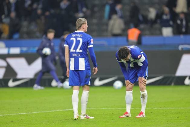 2. Fußball Bundesliga Hertha BSC - 1. FC Kaiserslautern Fabian Reese (Hertha BSC Berlin 11) und Marten Winkler (Hertha BSC Berlin 22), links, enttäuscht, während der Begegnung in der 2. Fußball Bundesliga Hertha BSC - 1. FC Kaiserslautern in Berlin, Olympiastadion, am 08.02.2025. DFB regulations prohibit any use of photographs as image sequences and or quasi video.