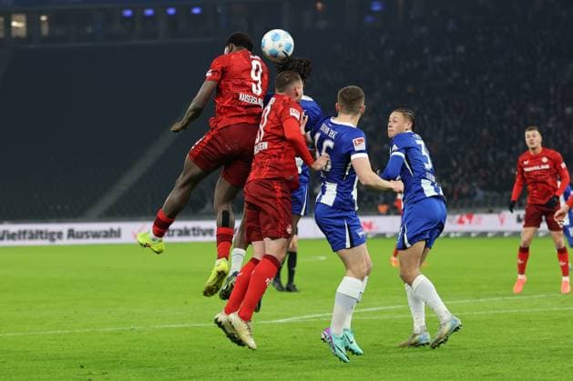 2. Fußball Bundesliga Hertha BSC - 1. FC Kaiserslautern Kopfball, Kopfballduell zwischen Ragnar Ache (Kaiserslautern 9) und Jonjoe Kenny (Hertha BSC Berlin 16), rechts Derry Scherhant (Hertha BSC Berlin 39) während der Begegnung in der 2. Fußball Bundesliga Hertha BSC - 1. FC Kaiserslautern in Berlin, Olympiastadion, am 08.02.2025. DFB regulations prohibit any use of photographs as image sequences and or quasi video.