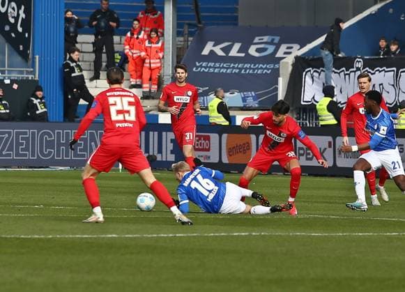 08.02.2025, xpfrx, Fussball 2.Bundesliga, SV Darmstadt 98 - SV Elversberg v.l. Andreas Müller (Darmstadt), Muhammed Damar (Elversberg) (DFL DFB REGULATIONS PROHIBIT ANY USE OF PHOTOGRAPHS as IMAGE SEQUENCES and or QUASI-VIDEO) Darmstadt