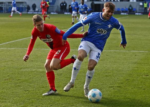 08.02.2025, xpfrx, Fussball 2.Bundesliga, SV Darmstadt 98 - SV Elversberg v.l. Elias Baum (Elversberg), Killian Julian Corredor (Darmstadt) (DFL DFB REGULATIONS PROHIBIT ANY USE OF PHOTOGRAPHS as IMAGE SEQUENCES and or QUASI-VIDEO) Darmstadt