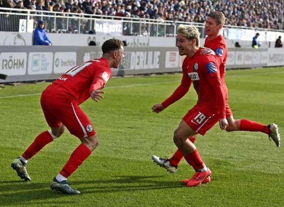 08.02.2025, xpfrx, Fussball 2.Bundesliga, SV Darmstadt 98 - SV Elversberg v.l. Fisnik Asllani, Lukas Finn Pinckert, Elias Baum (Elversberg) bejubeln das 0:3 (DFL DFB REGULATIONS PROHIBIT ANY USE OF PHOTOGRAPHS as IMAGE SEQUENCES and or QUASI-VIDEO) Darmstadt
