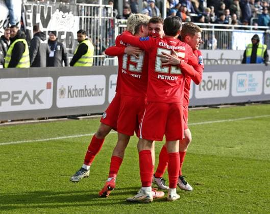 08.02.2025, xpfrx, Fussball 2.Bundesliga, SV Darmstadt 98 - SV Elversberg v.l. Lukas Finn Pinckert, Fisnik Asllani, Lukas Petkov, Elias Baum (Elversberg) bejubeln das 0:3 (DFL DFB REGULATIONS PROHIBIT ANY USE OF PHOTOGRAPHS as IMAGE SEQUENCES and or QUASI-VIDEO) Darmstadt