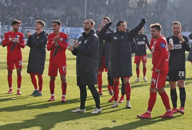 08.02.2025, xpfrx, Fussball 2.Bundesliga, SV Darmstadt 98 - SV Elversberg Spieler SV Elversberg bejubeln den Sieg (DFL DFB REGULATIONS PROHIBIT ANY USE OF PHOTOGRAPHS as IMAGE SEQUENCES and or QUASI-VIDEO) Darmstadt
