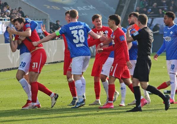 08.02.2025, xpfrx, Fussball 2.Bundesliga, SV Darmstadt 98 - SV Elversberg Schiedsrichter Lukas Benen (2. v.r.) zieht die rote Karte (DFL DFB REGULATIONS PROHIBIT ANY USE OF PHOTOGRAPHS as IMAGE SEQUENCES and or QUASI-VIDEO) Darmstadt