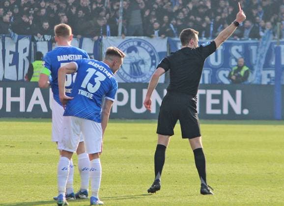 08.02.2025, xpfrx, Fussball 2.Bundesliga, SV Darmstadt 98 - SV Elversberg Schiedsrichter Lukas Benen (r.) zieht die rote Karte (DFL DFB REGULATIONS PROHIBIT ANY USE OF PHOTOGRAPHS as IMAGE SEQUENCES and or QUASI-VIDEO) Darmstadt