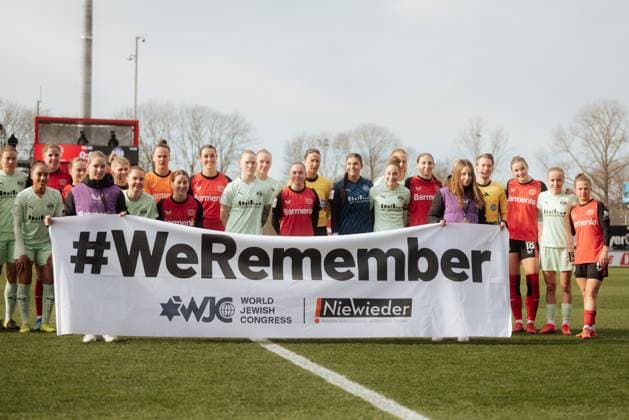 Sport Themen der Woche KW06 Sport Bilder des Tages 08.02.25, Frauen, Fussball, 1.BL, Saison 2024 2025, Bayer 04 Leverkusen - SGS Essen, 13. Spieltag Erinnerung mit der WeRemember Kampagne vor dem Spiel, Spielerinnen posieren mit Banner Leverkusen Ulrich-Haberland-Stadion NRW Deutschland *** 08 02 25, Women, Soccer, 1 BL, Season 2024 2025, Bayer 04 Leverkusen SGS Essen, 13 Matchday Reminder with the WeRemember campaign before the match, players pose with banner Leverkusen Ulrich Haberland Stadion NRW Germany