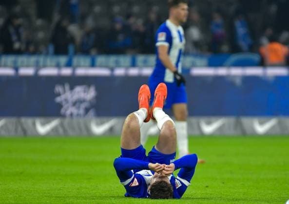 Fussball 2.Bundesliga, Hertha BSC Berlin - 1.FC Kaiserslautern 08.02.2025, xdanx, Fussball 2.Bundesliga, Hertha BSC Berlin - 1.FC Kaiserslautern emspor, v.l. Linus Gechter (Hertha BSC 44), enttaeuscht, schaut enttaeuscht, niedergeschlagen, disappointed (DFL DFB REGULATIONS PROHIBIT ANY USE OF PHOTOGRAPHS as IMAGE SEQUENCES and or QUASI-VIDEO) Daniel Lakomski Mix1 Berlin Olympiastadion Berlin Deutschland (DEU)