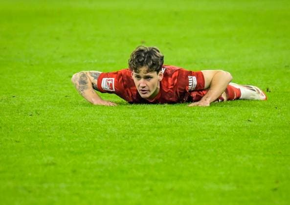 Fussball 2.Bundesliga, Hertha BSC Berlin - 1.FC Kaiserslautern 08.02.2025, xdanx, Fussball 2.Bundesliga, Hertha BSC Berlin - 1.FC Kaiserslautern emspor, v.l. Florian Kleinhansl (1.FC Kaiserslautern 3) auf den Rasen liegend. (DFL DFB REGULATIONS PROHIBIT ANY USE OF PHOTOGRAPHS as IMAGE SEQUENCES and or QUASI-VIDEO) Daniel Lakomski Mix1 Berlin Olympiastadion Berlin Deutschland (DEU)