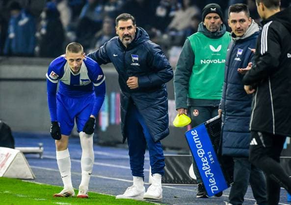 Fussball 2.Bundesliga, Hertha BSC Berlin - 1.FC Kaiserslautern 08.02.2025, xdanx, Fussball 2.Bundesliga, Hertha BSC Berlin - 1.FC Kaiserslautern emspor, v.l. Palko Dardai (Hertha BSC 20),Christian Fiel (Hertha BSC Trainer),gibt Anweisungen, gestikuliert mit den Armen, gesticulate, gives instructions (DFL DFB REGULATIONS PROHIBIT ANY USE OF PHOTOGRAPHS as IMAGE SEQUENCES and or QUASI-VIDEO) Daniel Lakomski Mix1 Berlin Olympiastadion Berlin Deutschland (DEU) *** Soccer 2 Bundesliga, Hertha BSC Berlin 1 FC Kaiserslautern 08 02 2025, xdanx, Soccer 2 Bundesliga, Hertha BSC Berlin 1 FC Kaiserslautern emspor, v l Palko Dardai Hertha BSC 20 ,Christian Fiel Hertha BSC Trainer ,gives instructions, gesticulates with arms, gesticulates, gives instructions DFL DFB REGULATIONS PROHIBIT ANY USE OF PHOTOGRAPHS as IMAGE SEQUENCES and or QUASI VIDEO Daniel Lakomski Mix1 Berlin Olympiastadion Berlin Germany DEU Copyright: xDanielxLakomskix