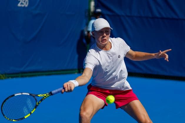 DELRAY BEACH, FL - FEBRUARY 08: Ethan Quinn (USA) hits a forehand at the Delray Beach Open on February 8, 2025, at the Delray Beach Stadium & Tennis Center in Delray Beach, Florida.(Photo by Chris Arjoon Icon Sportswire) TENNIS: FEB 08 Delray Beach Open EDITORIAL USE ONLY Icon25020800151