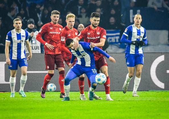 Fussball 2.Bundesliga, Hertha BSC Berlin - 1.FC Kaiserslautern 08.02.2025, xdanx, Fussball 2.Bundesliga, Hertha BSC Berlin - 1.FC Kaiserslautern emspor, v.l. Ibrahim Maza (Hertha BSC 10),Maximilian Bauer (1.FC Kaiserslautern 5)Zweikampf, Duell, Kampf, tackle (DFL DFB REGULATIONS PROHIBIT ANY USE OF PHOTOGRAPHS as IMAGE SEQUENCES and or QUASI-VIDEO) Daniel Lakomski Mix1 Berlin Olympiastadion Berlin Deutschland (DEU) Copyright: xDanielxLakomskix