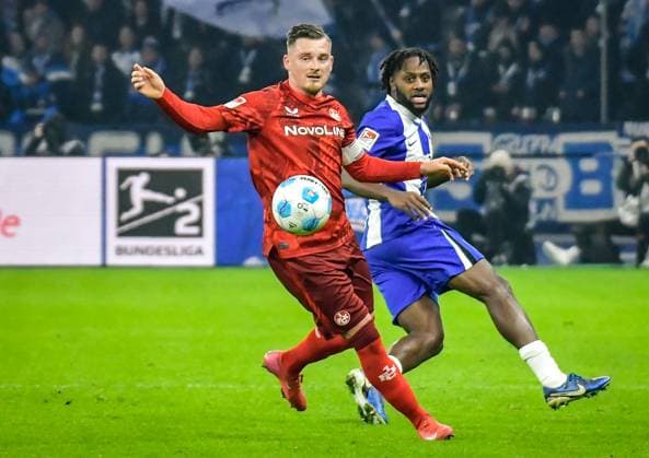 Fussball 2.Bundesliga, Hertha BSC Berlin - 1.FC Kaiserslautern 08.02.2025, xdanx, Fussball 2.Bundesliga, Hertha BSC Berlin - 1.FC Kaiserslautern emspor, v.l. Marlon Ritter (1.FC Kaiserslautern 7),Deyovaisio Zeefuik (Hertha BSC 42) Zweikampf, Duell, Kampf, tackle (DFL DFB REGULATIONS PROHIBIT ANY USE OF PHOTOGRAPHS as IMAGE SEQUENCES and or QUASI-VIDEO) Daniel Lakomski Mix1 Berlin Olympiastadion Berlin Deutschland (DEU)