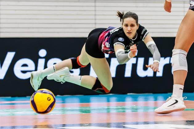 Sport Bilder des Tages Mia Stauß (Schwarz-Weiss Erfurt, 11); Aktion, action, 08.02.2025, Erfurt (Deutschland), Volleyball, 1. Bundesliga Frauen, Schwarz-Weiss Erfurt - SSC Palmberg Schwerin xprx