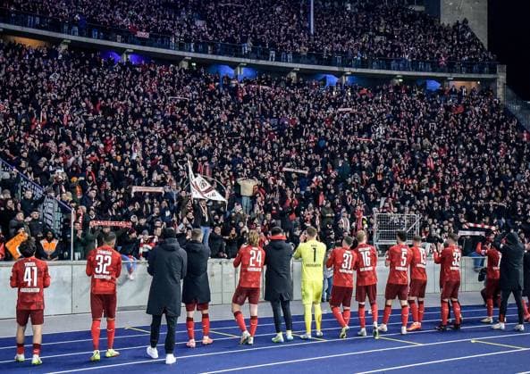 Fussball 2.Bundesliga, Hertha BSC Berlin - 1.FC Kaiserslautern 08.02.2025, xdanx, Fussball 2.Bundesliga, Hertha BSC Berlin - 1.FC Kaiserslautern emspor, v.l. Mannschaft des 1.FC Kaiserslautern lässt sich in der Fankurve feiern. (DFL DFB REGULATIONS PROHIBIT ANY USE OF PHOTOGRAPHS as IMAGE SEQUENCES and or QUASI-VIDEO) Daniel Lakomski Mix1 Berlin Olympiastadion Berlin Deutschland (DEU)