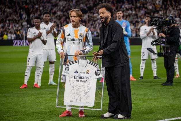 Sport Themen der Woche KW06 Sport Bilder des Tages Sport Bilder des Tages February 8, 2025, Madrid, Spain: Marcelo (black suit), former Real Madrid player is honored before the match the EA SPORTS La Liga match between Real Madrid and Atletico de Madrid at the Santiago BernabÃ u Stadium. Result Real Madrid 1 : 1 Atletico de Madrid Madrid Spain - ZUMAs197 20250208_aaa_s197_343 Copyright: xDavidxCanalesx