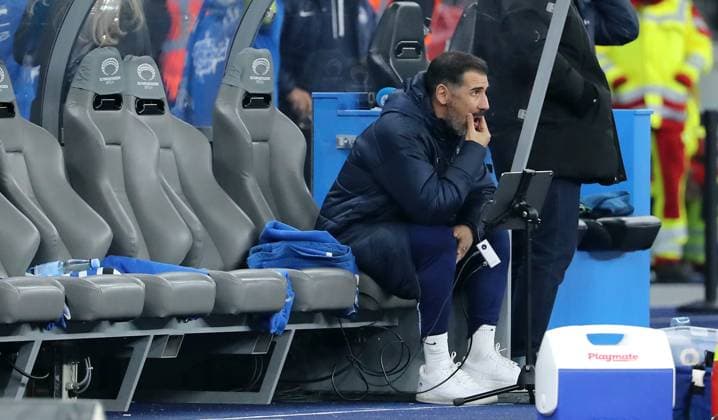 Trainer Cristian Fiel sitzt auf der Bank Fußball Fussball DFL 2.Bundesliga Herren 21. Spieltag Saison 2024 2025 08.02.2025 Hertha BSC Berlin vs. 1.FC Kaiserslautern FCK DFL regulations prohibit any use of photographs as image sequences and or quasi-video *** Coach Cristian Fiel sits on the bench Sports Soccer Football DFL 2 Bundesliga Men 21 Matchday Season 2024 2025 08 02 2025 Hertha BSC Berlin vs 1 FC Kaiserslautern FCK DFL regulations prohibit any use of photographs as image sequences and or quasi video