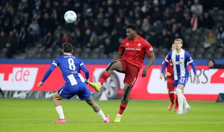 Kevin Diego Sessa, Ragnar Ache Zweikampf Spielszene Aktion Fußball Fussball DFL 2.Bundesliga Herren 21. Spieltag Saison 2024 2025 08.02.2025 Hertha BSC Berlin vs. 1.FC Kaiserslautern FCK DFL regulations prohibit any use of photographs as image sequences and or quasi-video