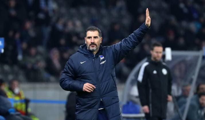 Trainer Cristian Fiel zeigend, gestikulierend Aktion Oberkörper Fußball Fussball DFL 2.Bundesliga Herren 21. Spieltag Saison 2024 2025 08.02.2025 Hertha BSC Berlin vs. 1.FC Kaiserslautern FCK DFL regulations prohibit any use of photographs as image sequences and or quasi-video