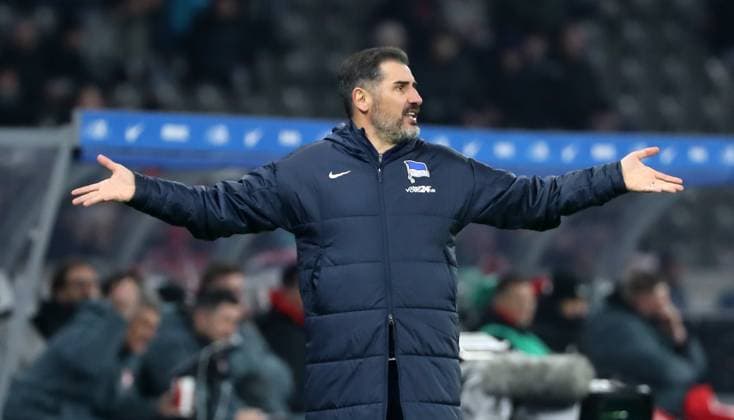 Trainer Cristian Fiel zeigend, gestikulierend Aktion Oberkörper Fußball Fussball DFL 2.Bundesliga Herren 21. Spieltag Saison 2024 2025 08.02.2025 Hertha BSC Berlin vs. 1.FC Kaiserslautern FCK DFL regulations prohibit any use of photographs as image sequences and or quasi-video