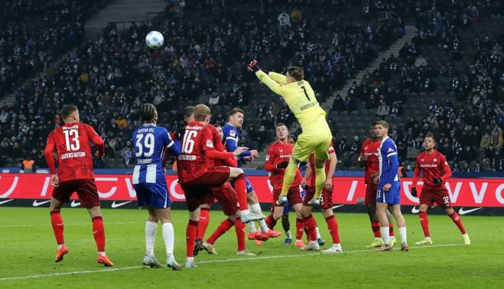 Torwart Julian Krahl faustet den Ball Zweikampf Spielszene Aktion Fußball Fussball DFL 2.Bundesliga Herren 21. Spieltag Saison 2024 2025 08.02.2025 Hertha BSC Berlin vs. 1.FC Kaiserslautern FCK DFL regulations prohibit any use of photographs as image sequences and or quasi-video