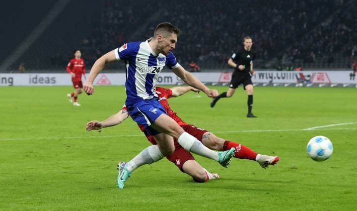 Jonjoe Kenny am Ball, Florian Kleinhansl Zweikampf Spielszene Aktion Fußball Fussball DFL 2.Bundesliga Herren 21. Spieltag Saison 2024 2025 08.02.2025 Hertha BSC Berlin vs. 1.FC Kaiserslautern FCK DFL regulations prohibit any use of photographs as image sequences and or quasi-video