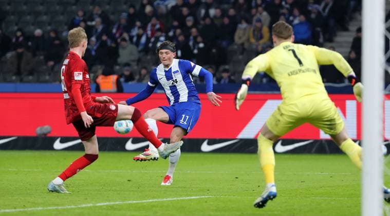 Tim Breithaupt, Fabian Reese schiesst vorbei, Torwart Julian Krahl Zweikampf Spielszene Aktion Fußball Fussball DFL 2.Bundesliga Herren 21. Spieltag Saison 2024 2025 08.02.2025 Hertha BSC Berlin vs. 1.FC Kaiserslautern FCK DFL regulations prohibit any use of photographs as image sequences and or quasi-video